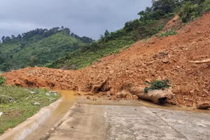 Đất đá tràn xuống mặt đường Hồ Chí Minh nhánh Tây ở Quảng Trị khiến giao thông ách tắc.