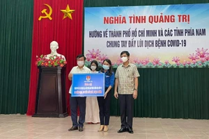 Tại chương trình, các đơn vị, cá nhân trong tỉnh Quảng Trị đã ủng hộ tiền mặt cùng nhiều hàng hoá thiết yếu