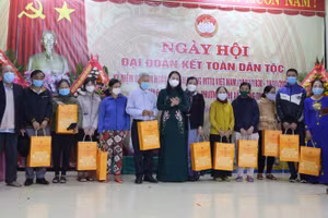 Phó Chủ tịch nước Võ Thị Ánh Xuân trao tặng các suất quà cho người dân có hoàn cảnh khó khăn tại Quảng Trị