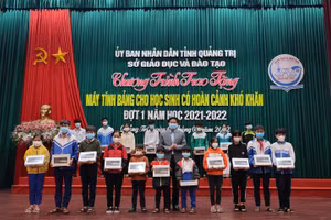 Trao 650 máy tính bảng cho học sinh có hoàn cảnh khó khăn tại Quảng Trị