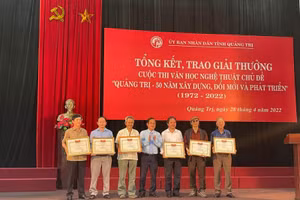 Ban tổ chức trao giải thưởng cho các tác giả có tác phẩm đạt giải A.