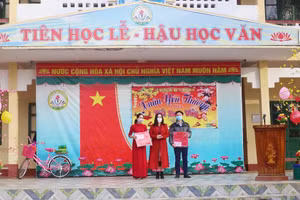 Bà Lê Thị Hương - Giám đốc Sở GD&ĐT Quảng Trị tặng quà cho các giáo viên trường TH&THCS Gio An, huyện Gio Linh.