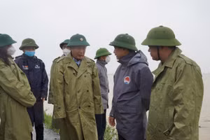 Ông Trần Quang Hoài - Tổng Cục trưởng Tổng Cục phòng chống thiên tai (thứ 2 từ phải sang) kiểm tra, chỉ đạo công tác khắc phục hậu quả của đợt mưa lũ tại huyện Hải Lăng, tỉnh Quảng Trị trong ngày 3/4.