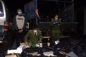 Khi Vũ và Tình đang tiến hàng giao dịch gần 1.500 chai rượu nhập lậu tại bãi rác đã bị cơ quan công an phát hiện bắt quả tang.