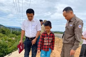 Nhân chứng chỉ vị trí vật liệu nổ ném vào.