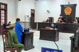 Hồ Văn Thâm trả lời câu hỏi của HĐXX. (ảnh: H.N)