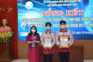 Tiến sĩ Lê Thị Hương - Giám đốc Sở GD&ĐT Quảng Trị trao giải Nhất cho dự án "Robot lấy mẫu xét nghiệm Covid-19" của nhóm học sinh đến từ Trường THPT chuyên Lê Qúy Đôn