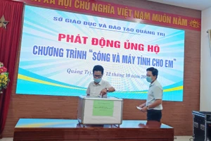 Cán bộ, viên chức của Sở GD&ĐT Quảng Trị tham gia ủng chương trình "Sóng và máy tính cho em".