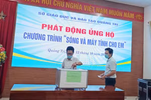 Cán bộ, viên chức của Sở GD&ĐT Quảng Trị tham gia ủng chương trình "Sóng và máy tính cho em".