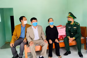 Lãnh đạo địa phương chia vui với bà Tất trong ngày nhận lễ bàn giao nhà.