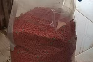 Túi nilon chứa ma túy được phát hiện trên Quốc lộ 9 (ảnh: CAQT). 