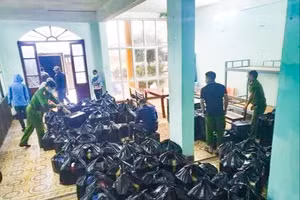 Công an TP Đông Hà kiểm đếm số rượu lậu. 