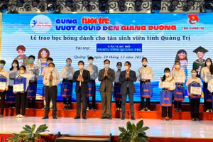 Đại diện lãnh đạo tỉnh Quảng Trị trao các suất học bổng cho các tân sinh viên có hoàn cảnh khó khăn.