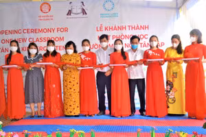 Đại diện các đơn vị cắt băng khánh thành công trình.