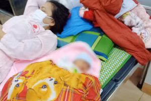 Hiện cả gia đình sản phụ (gồm 4 người) đang được chăm sóc tại khu cách ly dành cho bệnh nhân có nguy cơ bệnh Covid-19 của Trung tâm Y tế huyện Hải Lăng 