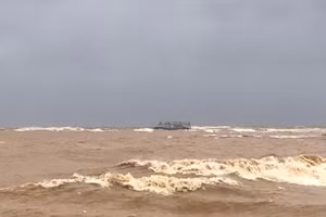 Chiếc tàu cá đang bị mắc cạn tại vùng biển Quảng Trị.