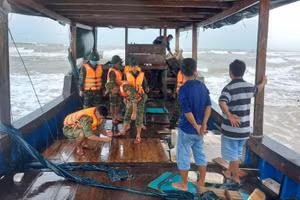 Lực lượng biên phòng đưa chiếc tàu lạ vào bờ neo đậu