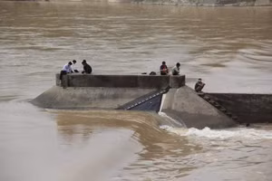 7 người trên tàu gặp nạn bị mắc kẹt giữa đập tràn Nam Thạch Hãn