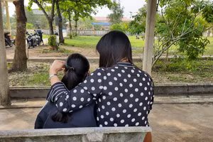 Bà Trương Thị Hồng Chi – Hiệu trưởng Trường Tiểu học và THCS Triệu Vân động viên em L.T.L trong ngày trở lại trường.