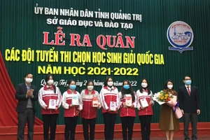 Đại diện Sở GD&ĐT Quảng Trị tặng quà động viên giáo viên và học sinh các đội tuyển.