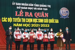 Đại diện Sở GD&ĐT Quảng Trị tặng quà động viên giáo viên và học sinh các đội tuyển.