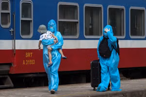 Các công dân trở về Quảng Trị đều được test nhanh Covid-19 trước khi vào khu cách ly tập trung.