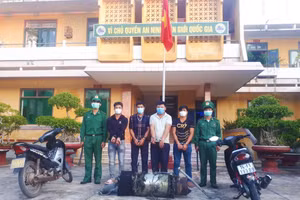 4 đối tượng cùng tang vật đã trộm cắp tại cơ quan chức năng. 