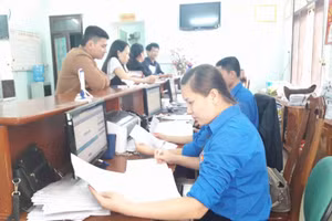 Các cán bộ Sở Tư pháp Quảng Trị tiếp nhận hồ sơ cho người dân trong ngày thứ 7 tình nguyện (ảnh chụp vào thời điểm chưa xuất hiện dịch Covid-19)