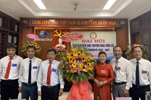 Lãnh đạo Hội Khuyến học tỉnh Quảng Trị tặng hoa chúc mừng đại hội.