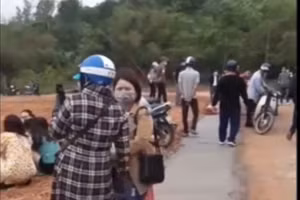 Những người có mặt trong clip đa số đến từ địa phương khác và được nhận định là cò đất (ảnh cắt từ clip).