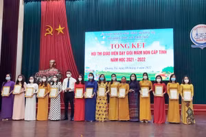 Bà Lê Thị Hương - Giám đốc Sở GD&ĐT Quảng Trị cùng ông Võ Văn Minh - Phó Giám đốc Sở GD&ĐT Quảng Trị trao giấy chứng nhận giáo viên dạy giỏi mầm non cấp tỉnh cho các giáo viên.