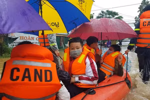 Các học sinh được lực lượng cứu hộ đưa ra ngoài an toàn