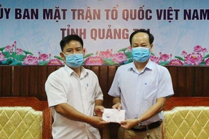 Thầy Tước (bên trái) trao tặng lại số tiền thưởng của mình cho quỹ phòng, chống Covid-19 của Quảng Trị.