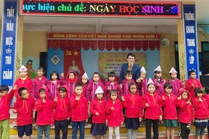 Cứ vào năm học mới, thầy Bách lại kết nối với các tổ chức trao áo ấm cho các em học sinh ở các điểm trường vùng cao Đakrông