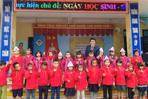 Cứ vào năm học mới, thầy Bách lại kết nối với các tổ chức trao áo ấm cho các em học sinh ở các điểm trường vùng cao Đakrông