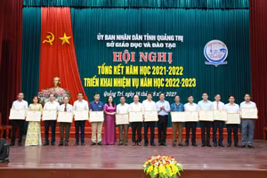 Ông Hoàng Nam - Phó chủ tịch UBND tỉnh Quảng Trị trao tặng danh hiệu Tập thể Lao động xuất sắc cho các tập thể đã có nhiều thành tích trong công tác giáo dục, đào tạo năm học 2021 – 2022.