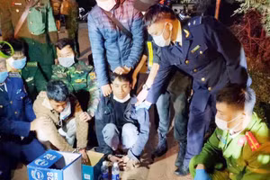 2 đối tượng Hồ A Xuyên và Hồ Văn Cum lúc bị bắt. 