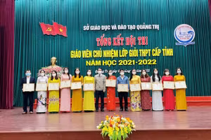 Sở GD&ĐT Quảng Trị trao tặng giấy khen cho các giáo viên xuất sắc nhất hội thi.