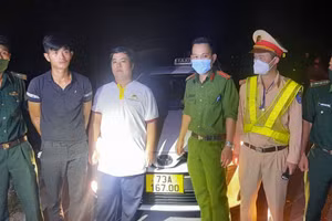 Đối tượng Huy (mặc áo đen) và Hà (áo trắng) lúc bị bắt giữ.