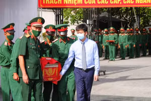 Đưa các hài cốt liệt sĩ vào an táng tại các phần mộ ở Nghĩa trang Liệt sĩ Quốc gia đường 9