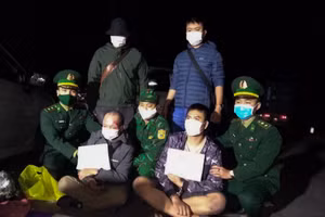 2 đối tượng Đức và Tâm cùng tang vật 11kg ma túy tổng hợp bị lực lượng chức năng bắt quả tang (Ảnh: Mạnh Hùng)