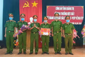 Đại tá Trần Xuân Vĩnh - Phó Giám đốc Công an tỉnh Quảng Trị biểu dương, trao thưởng nóng 10 triệu đồng đến Công an xã Vĩnh Khê.