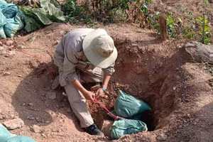 Nếu di chuyển quả bom sẽ phát nổ nên lực lượng chức năng đã tiến hành hủy nổ ngay tại chổ