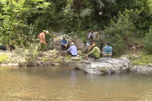 Để tiếp cận được khu vực khai thác vàng trái phép, đoàn kiểm tra đã đi bộ men theo dọc bờ suối Kruông hơn 5 giờ đồng hồ.