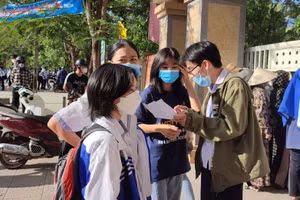 Nhiều thí sinh nán lại trước cổng điểm thi để trao đổi về đề Ngữ văn sau khi hoàn thành bài thi ra về.