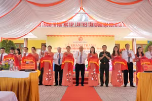 Chủ tịch nước Nguyễn Xuân Phúc cắt băng khánh thành công trình Trường THCS Triệu Thành.