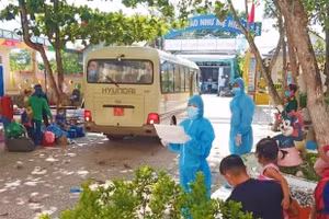 Các cháu của Trường Mầm non Hoa Sen được đưa đi cách ly tập trung trong chiều 28/9.