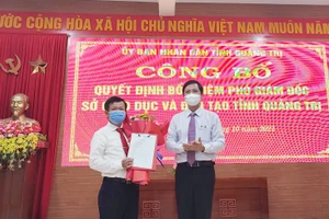 Phó Chủ tịch UBND tỉnh Quảng Trị Hoàng Nam trao quyết định, tặng hoa chúc mừng tân Phó Giám đốc Sở GD&ĐT