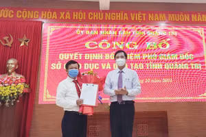 Phó Chủ tịch UBND tỉnh Quảng Trị Hoàng Nam trao quyết định, tặng hoa chúc mừng tân Phó Giám đốc Sở GD&ĐT