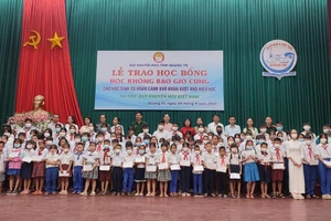 Các học sinh được nhận học bổng chụp hình kỷ niệm với các đại biểu tham dự buổi lễ.